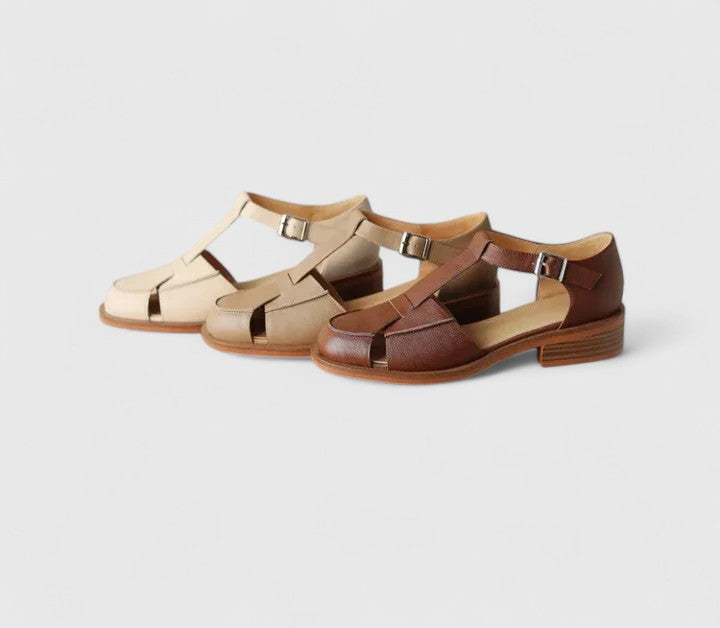 Tre par Manon sandaler i färgerna beige, brun och khaki uppställda tillsammans
