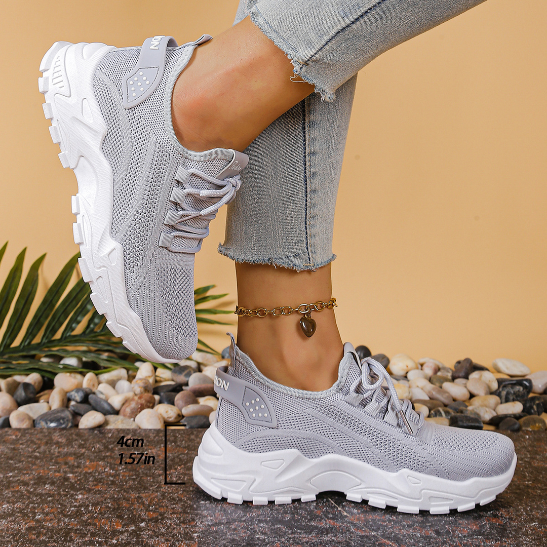 Närbild på snörning och designdetaljer på modemedvetna sneakers