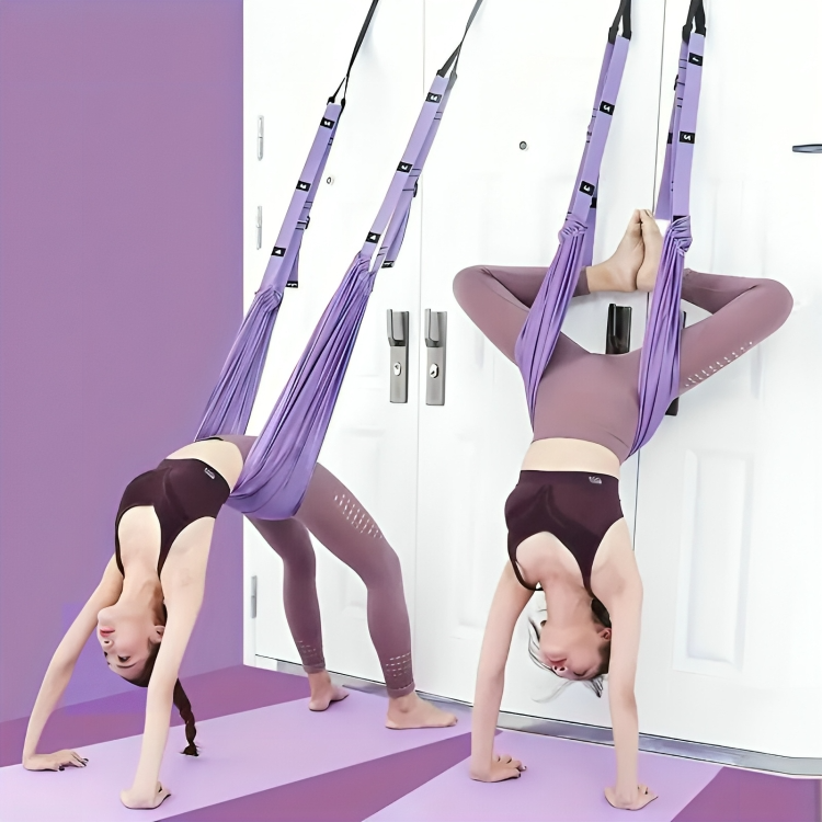 Träning med yogahängmatta i lila färg