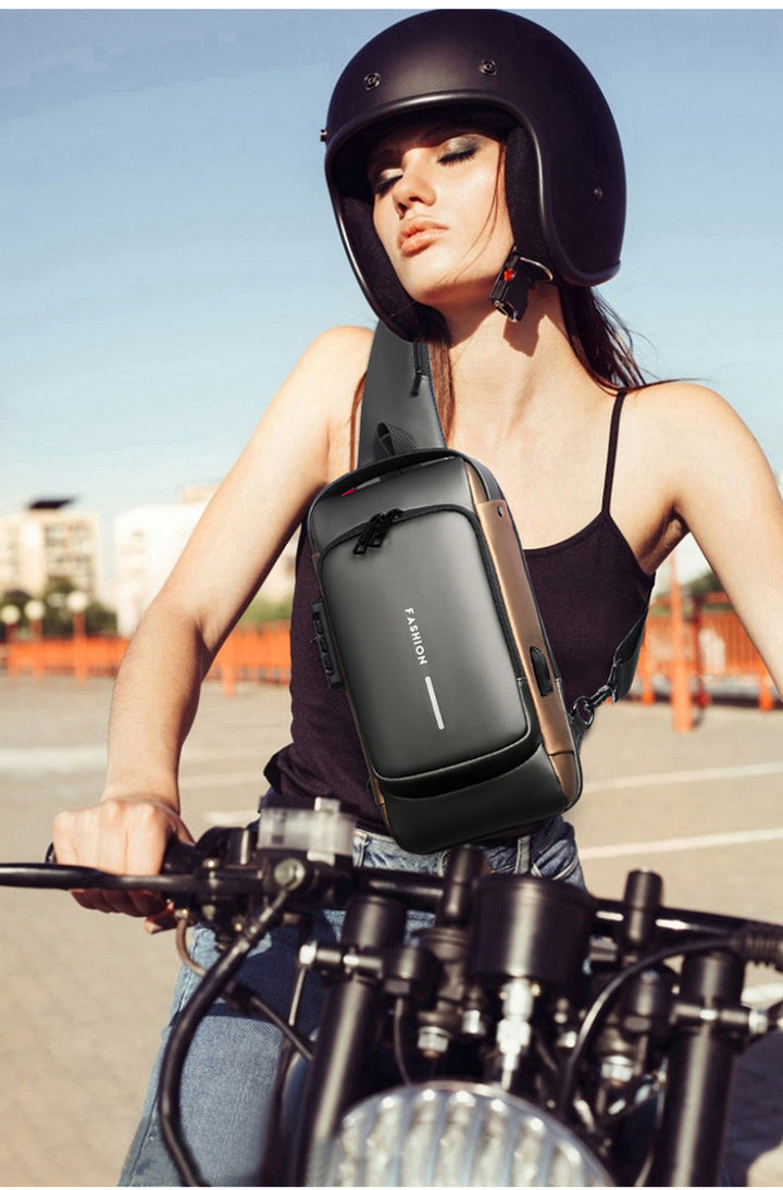 Modell på motorcykel som visar crossbody väskan med guldkant