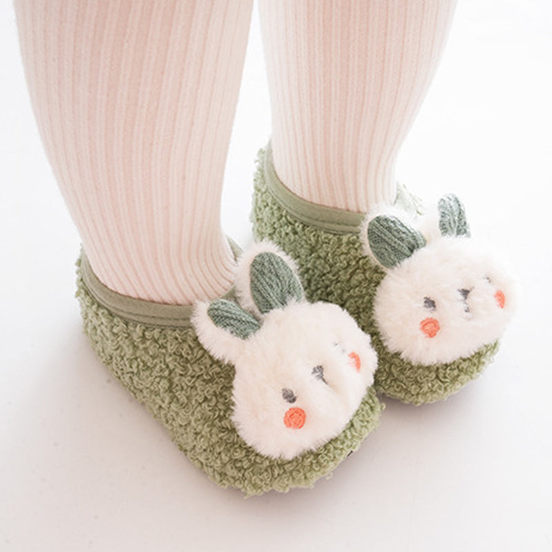 Halkfri sula på rosa babysockskor för säkra steg inomhus