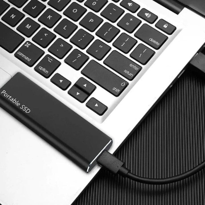 Svart bärbar extern SSD från Carvallo ansluten till en bärbar dator