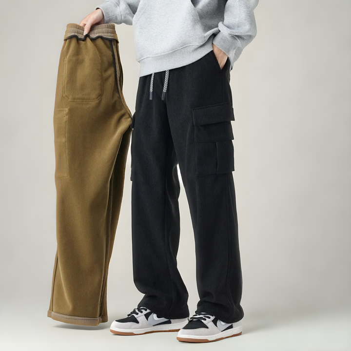 Brun modell av klassiska cargobyxor matchad med hoodie