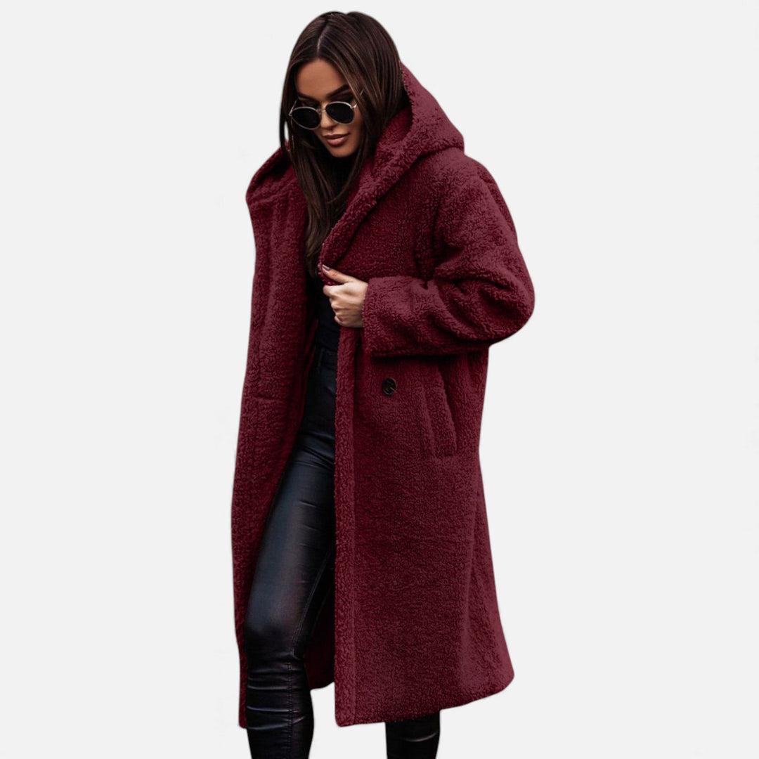 Elegant dammode med lång plyschkappa i neutral färg