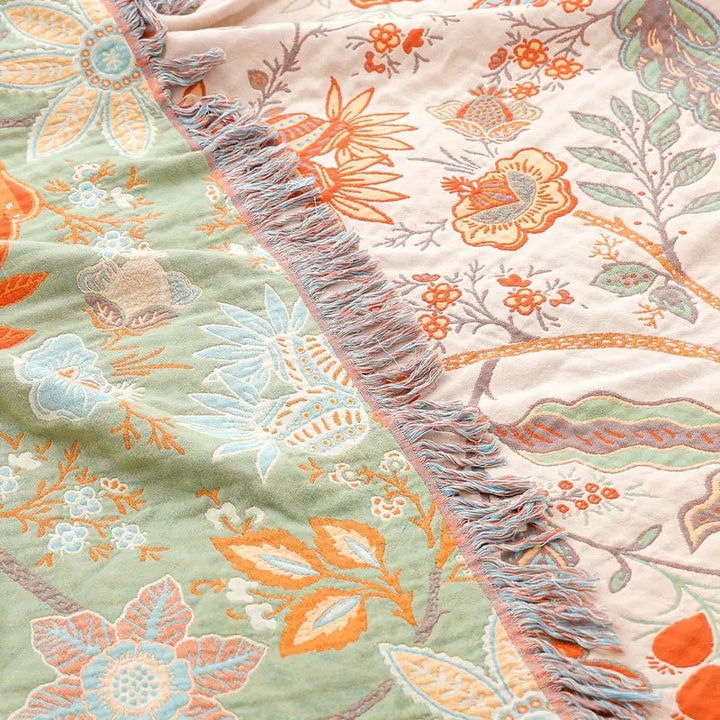 Närbild på mjuk hemtextil med vackert blommönster för vardagsrum och sovrum
