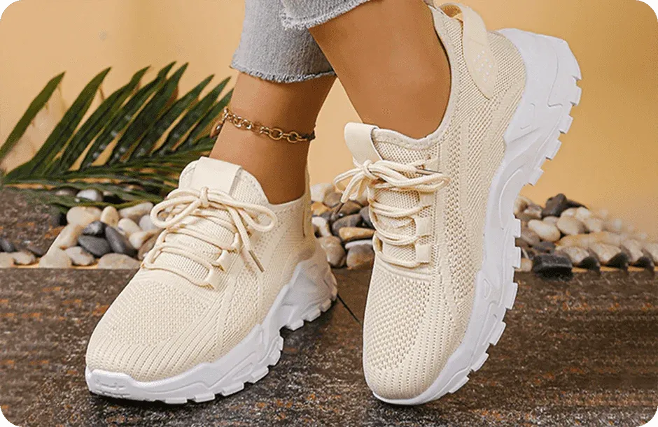 Närbild på beiga vardagsskor, dam sneakers med mönstrad sula