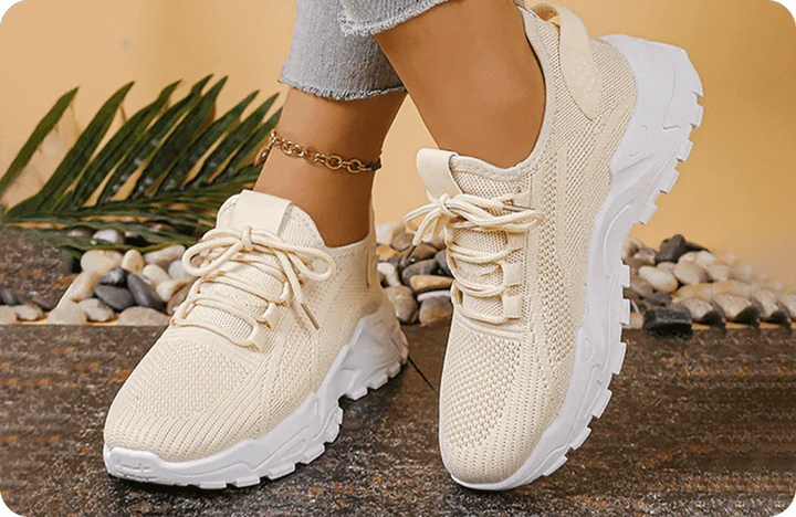 Närbild på beiga vardagsskor, dam sneakers med mönstrad sula