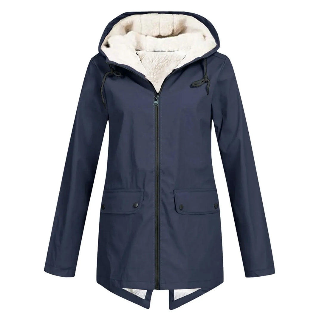 Detaljbild på tyg och vadderat foder i elegant damtrenchcoat med huva