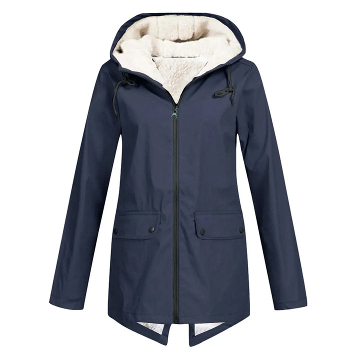 Detaljbild på tyg och vadderat foder i elegant damtrenchcoat med huva
