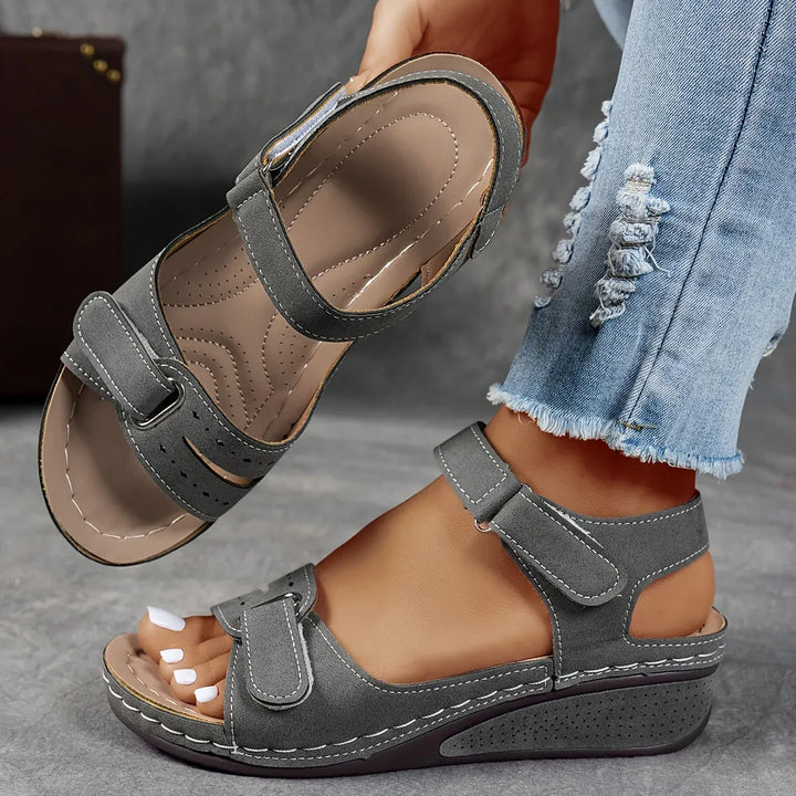 Ortopedisk sandal med mjuk fotbädd visad i detaljbild