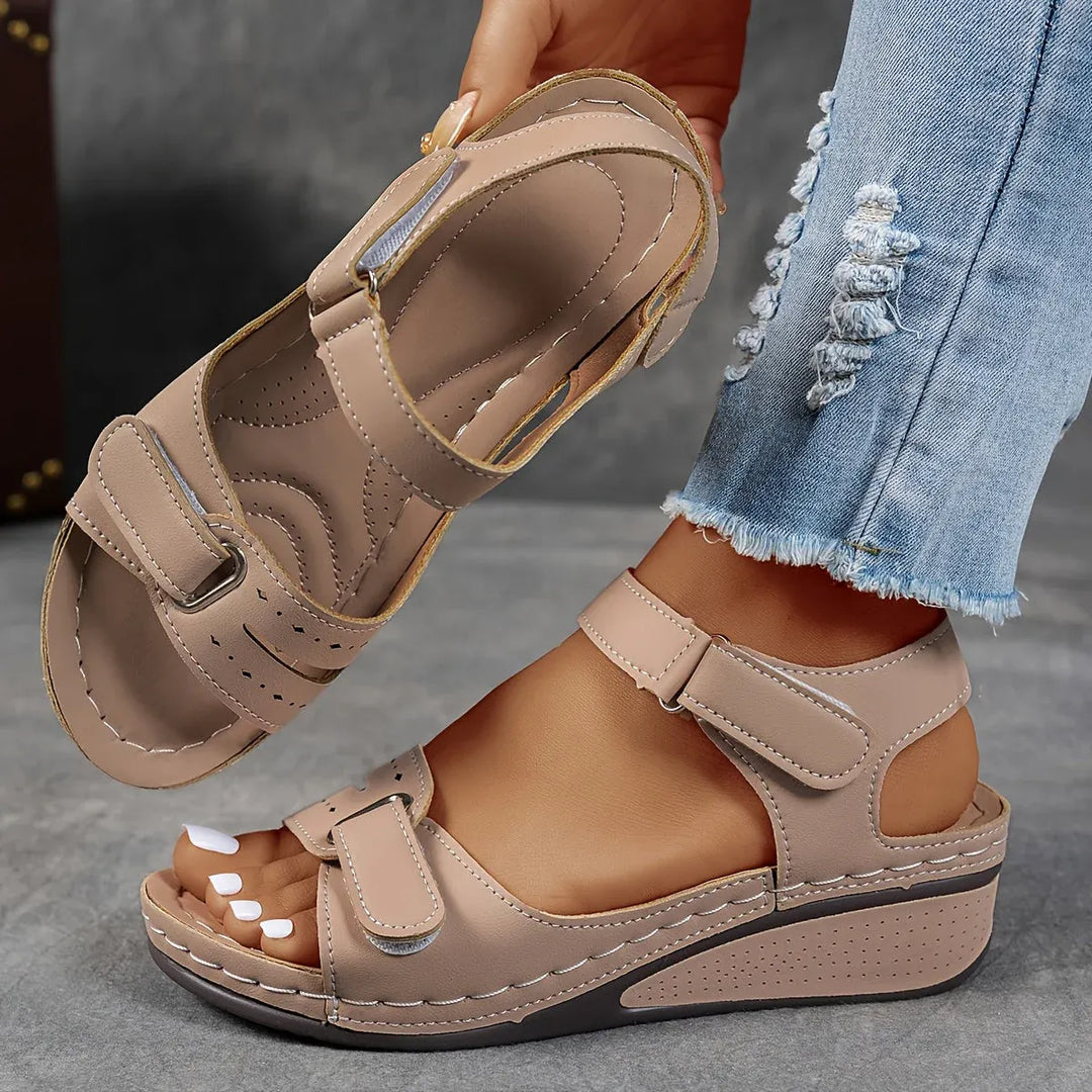 Beige damandal med stilren remdesign för sommarbruk
