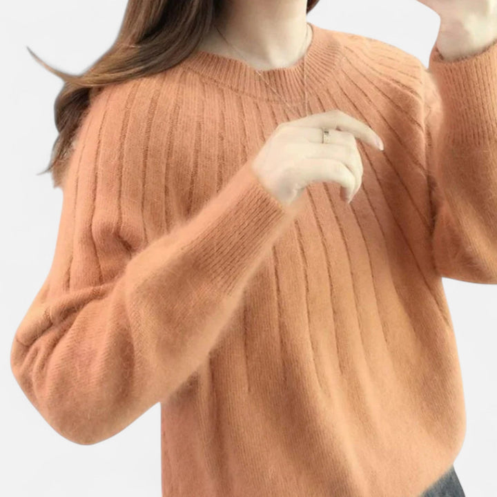 Vit och brun damtröja i klassisk modell för damkläder och vardagsmode