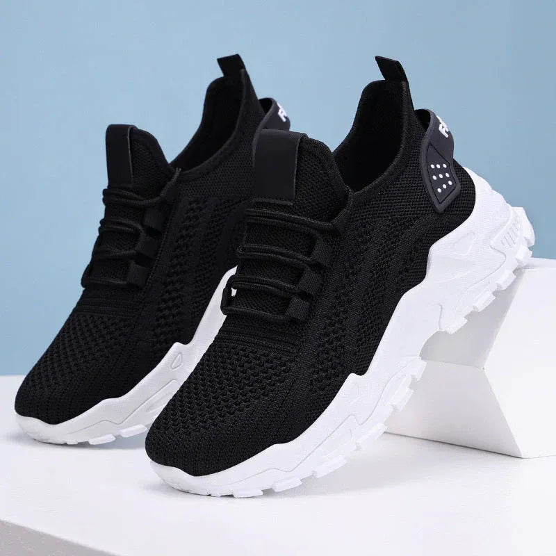 Maya dam sneakers i svart och vit sula mot vit bakgrund