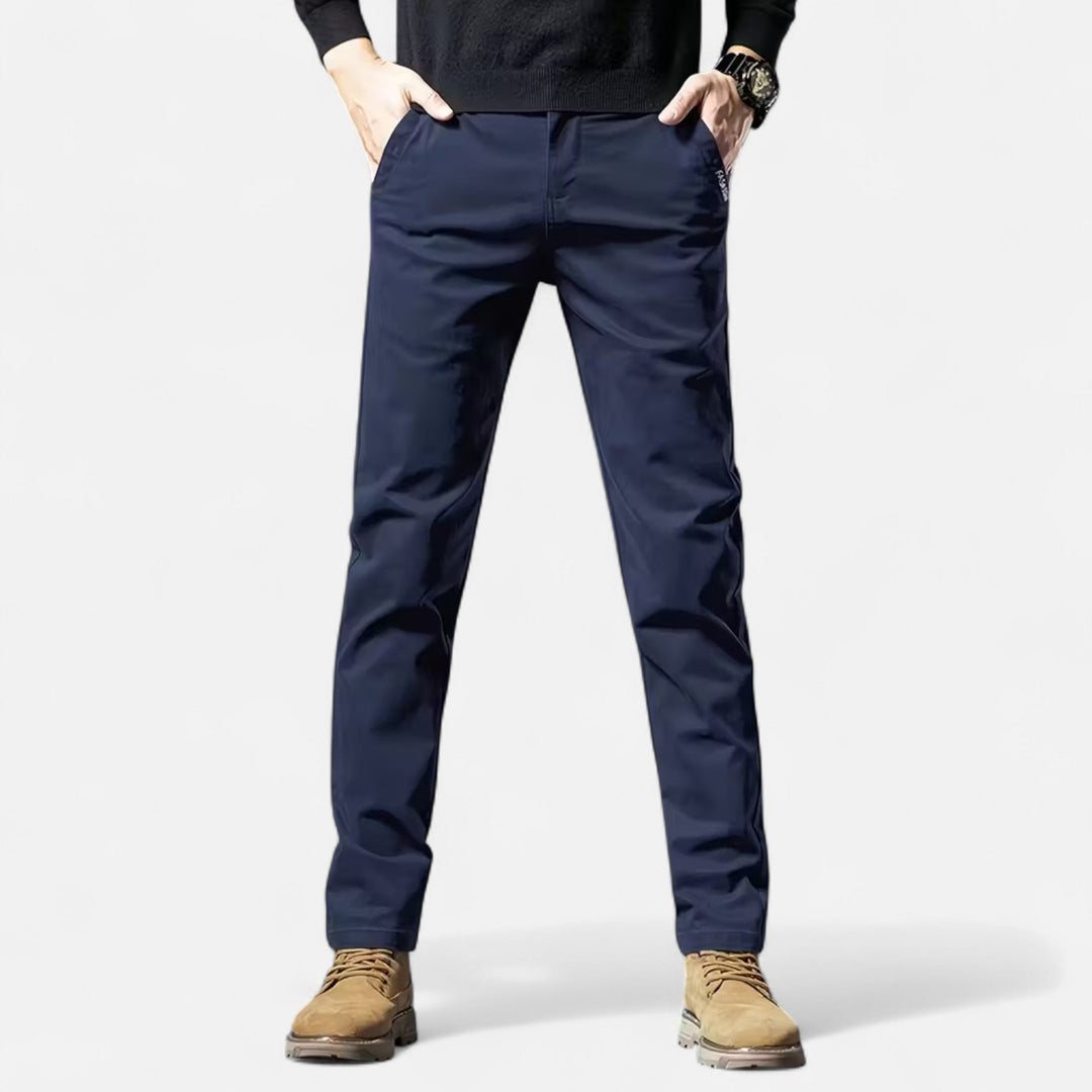 Skräddarsydda herrbyxor med rak passform framifrån för en stilsäker och elegant look