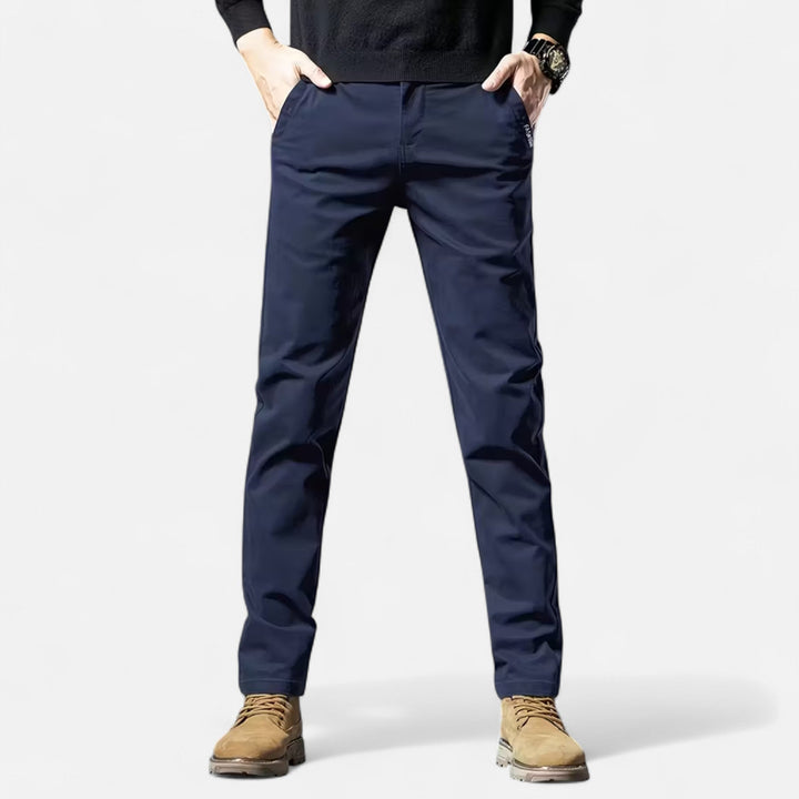 Skräddarsydda herrbyxor med rak passform framifrån för en stilsäker och elegant look