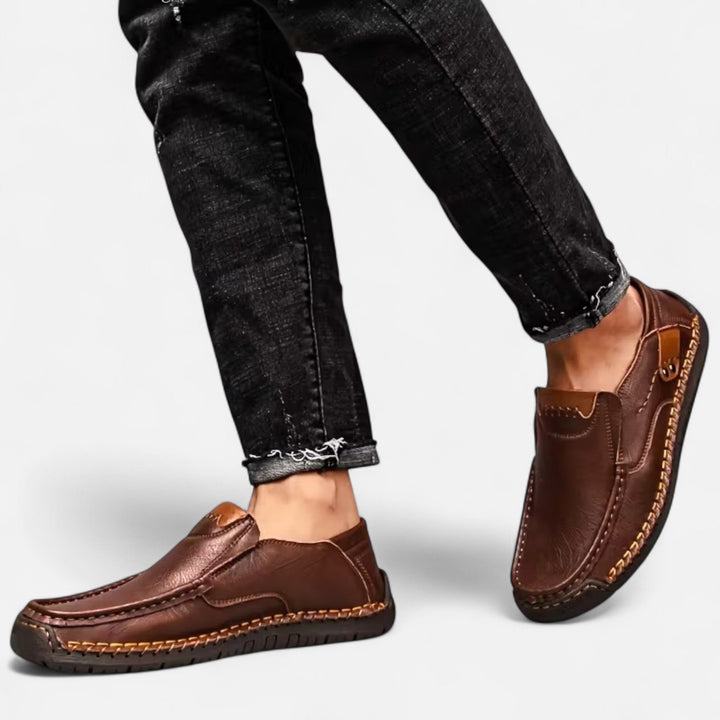 Stilrena svarta slip-on skor för herr med minimalistisk och lätt look