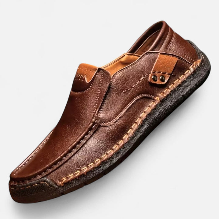 Bruna herrskor i slip-on modell med lättviktig design och snygga sömmar