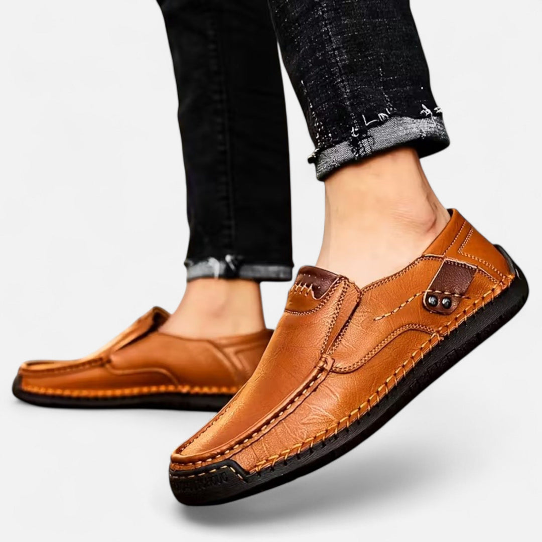 Hela kollektionen av bekväma slip-on skor för herrar i brunt och svart