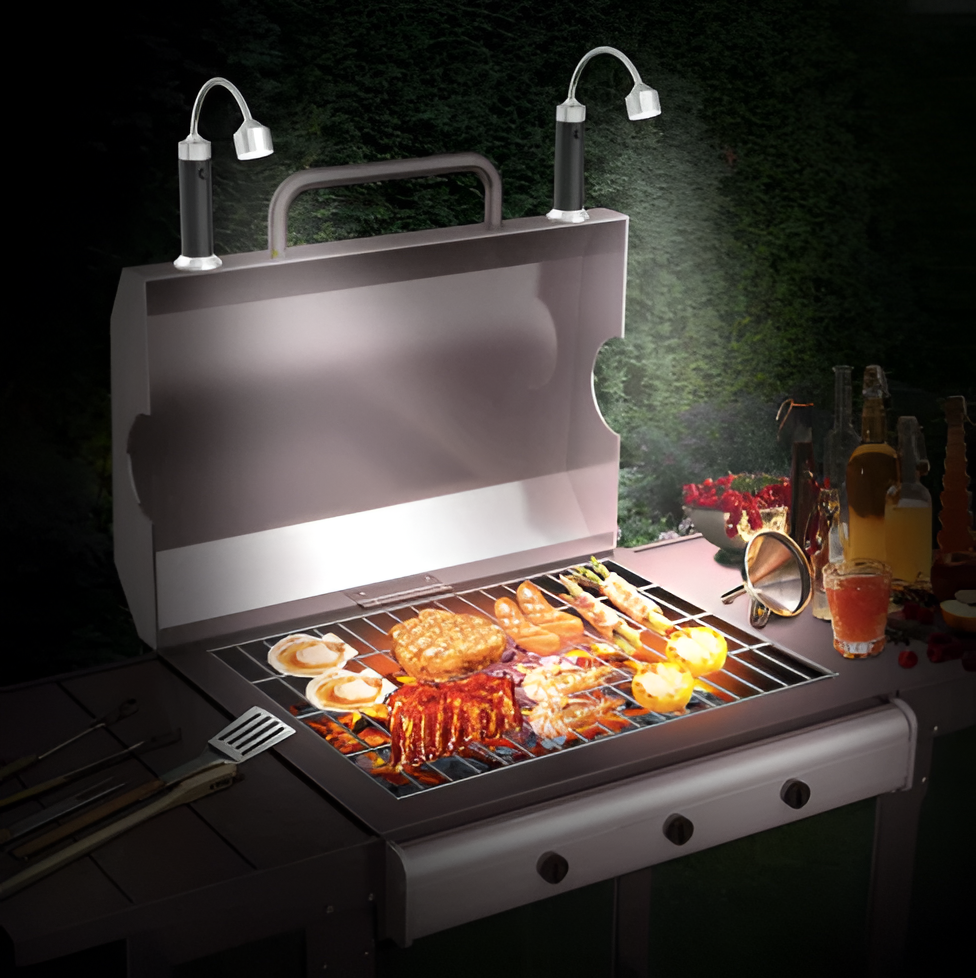Magnetiska LED-grilllampor monterade på en grill i mörker