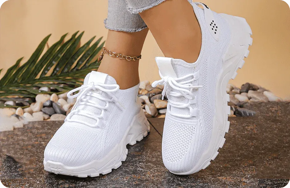 Svarta damskor i sportig modell, bekväma sneakers för vardag