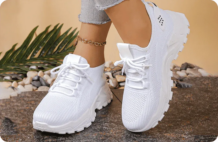 Svarta damskor i sportig modell, bekväma sneakers för vardag