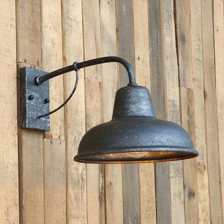 Industriell vägglampa i antik stil. Ladugårdslampa för inom- & utomhusbelysning.