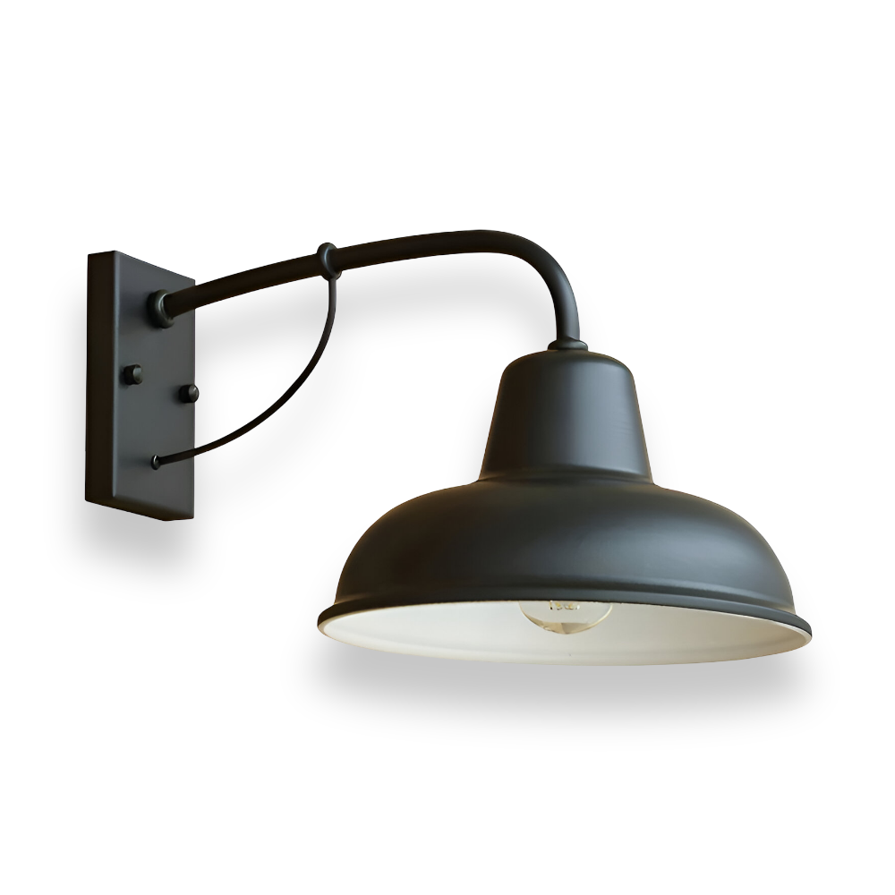 Mörk antik vägglampa. Ladugårdslampa som industriell väggdekoration för hem & trädgård.