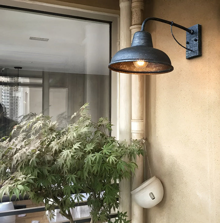 Vintage vägglampa med rustik design. Perfekt som utomhusbelysning för trädgård/uteplats.