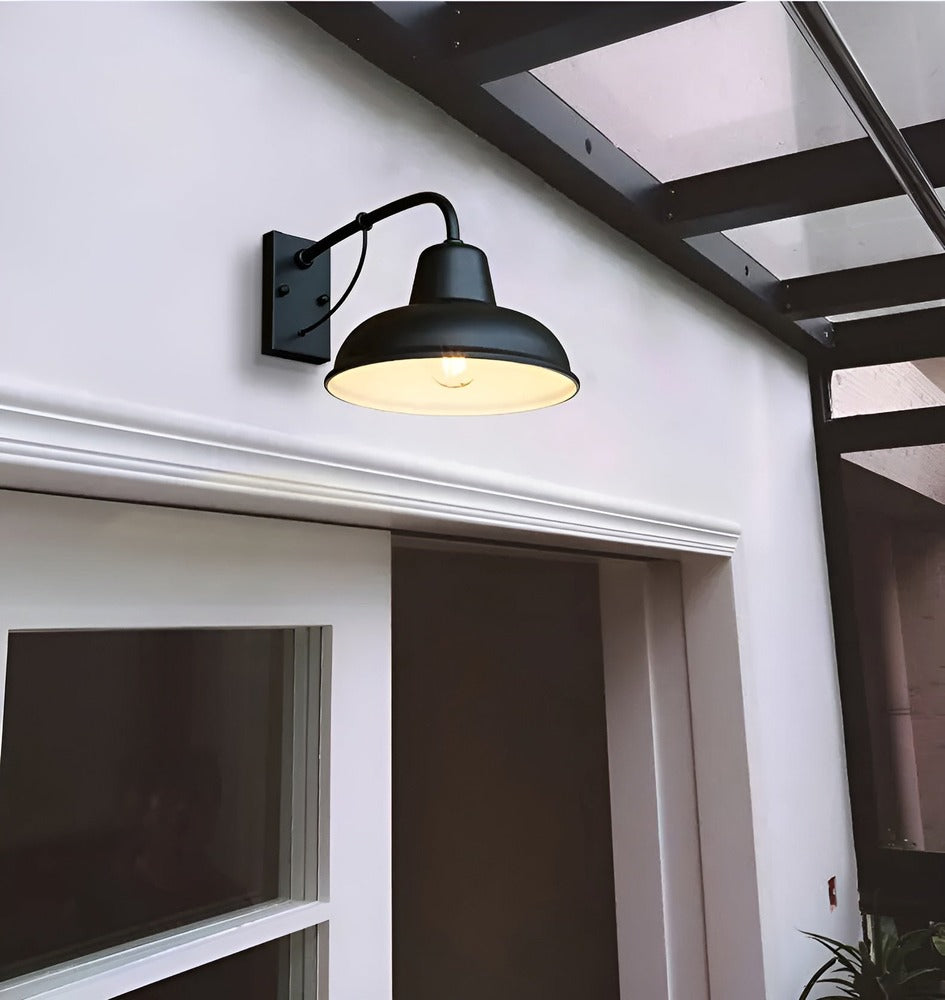 Svart ladugårdslampa, antik vägglampa i industriell stil. Robust belysning för hem.
