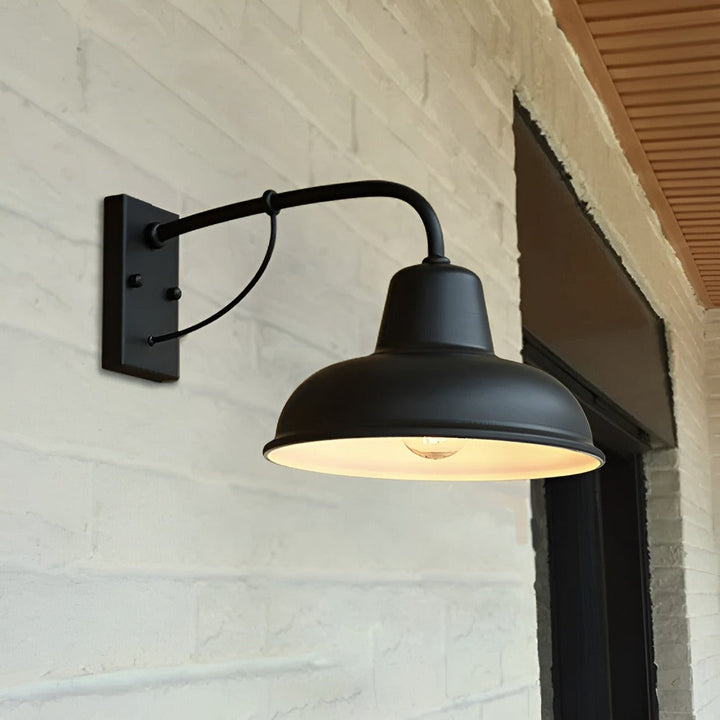Antik lampa, vägglampa med industriell känsla. Idealisk för både inomhus- och utomhusbruk.