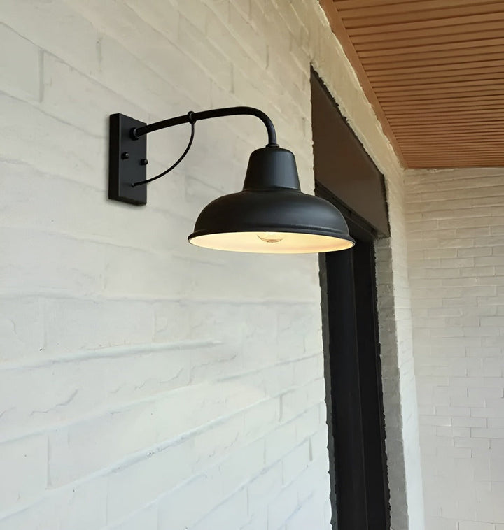 Rustik belysning: vägglampa i vintage ladugårdsstil. Funktionell väggdekoration.