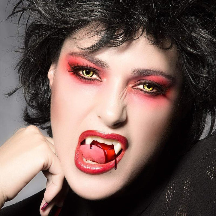 "Infällbara realistiska vampyrtänder halloween tillbehör, närbild med detaljrik ådring i vit silikon mot mörk bakgrund."