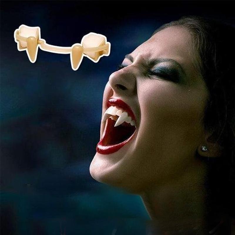 "Infällbara realistiska vampyrtänder halloween tillbehör, närbild med detaljrik ådring i vit silikon mot mörk bakgrund."