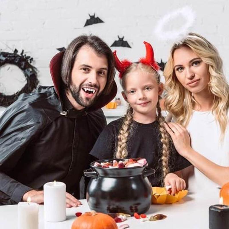 "Infällbara realistiska vampyrtänder halloween tillbehör, närbild med detaljrik ådring i vit silikon mot mörk bakgrund."