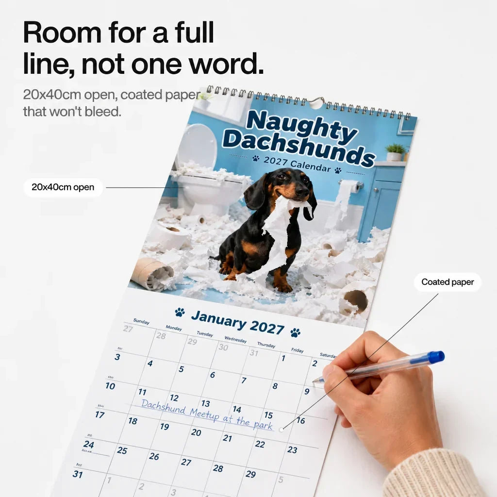 Väggkalender med roliga taxar uppsatt på anslagstavla i köket