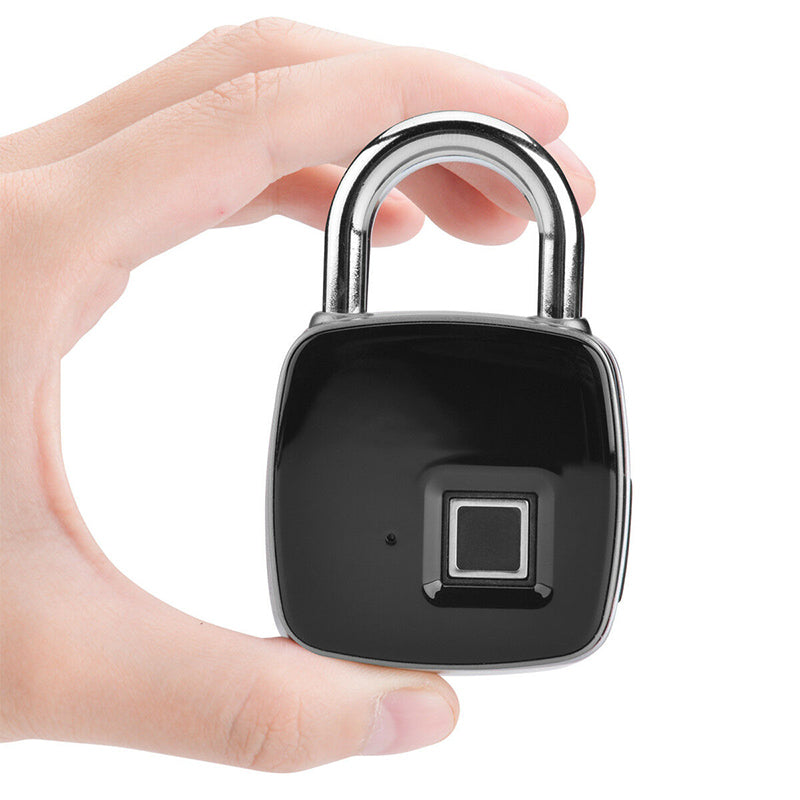 "Innovativt fingeravtryckslås i silver, USB-laddningsbart med IP65 vattentätt skydd, idealiskt för säker åtkomst."