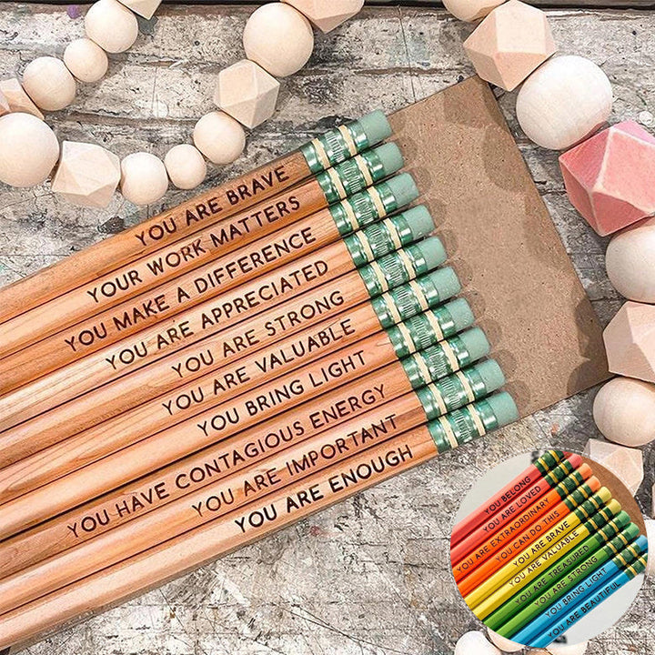 "Inspirerande affirmationspennor i trä, färgglada med motiv och positiva budskap, 10-pack till hemmet eller kontoret."