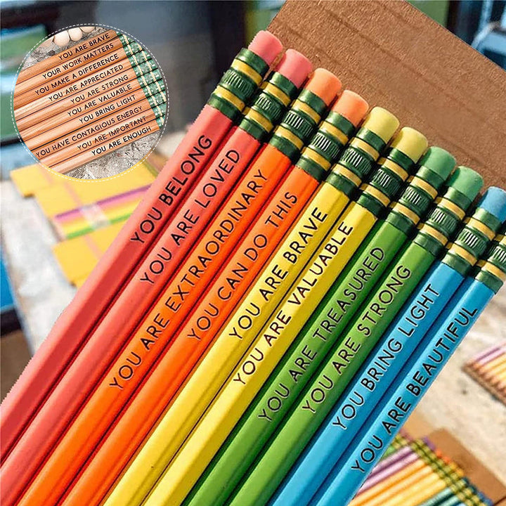"Inspirerande affirmationspennor i trä, färgglada med motiv och positiva budskap, 10-pack till hemmet eller kontoret."
