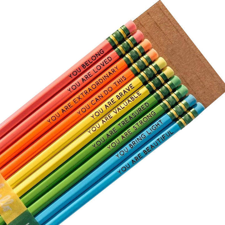 "Inspirerande affirmationspennor i trä, färgglada med motiv och positiva budskap, 10-pack till hemmet eller kontoret."