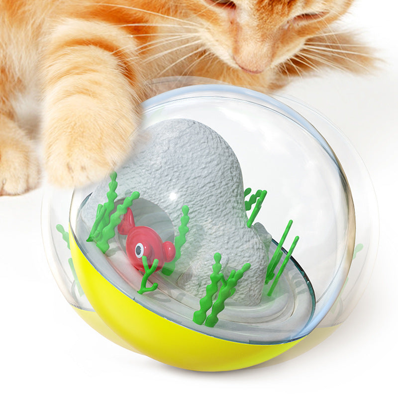 Katt som leker med interaktiv elektrisk fiskboll i sjöblått. Jaktleksak för husdjur och stimulerande lek.