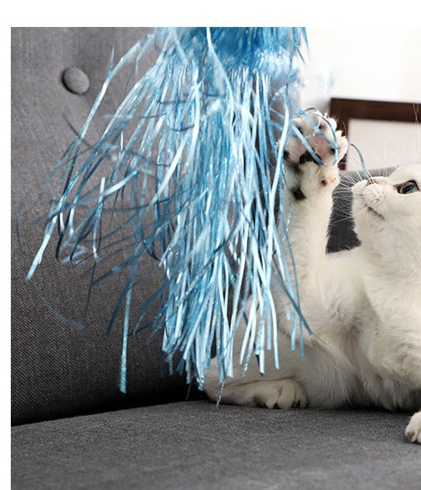 Närbild på den färgglada fjäder- och glitterstickan, designad för att locka katten till lek och jakt.