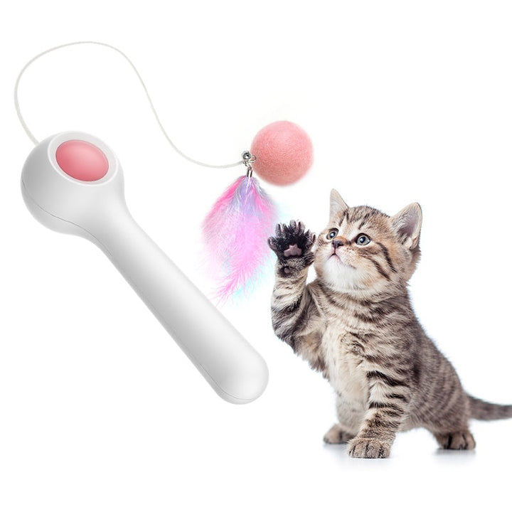 En glad katt leker med interaktiv kattleksak; rosa fjäderboll rör sig via fjärrkontrollen.