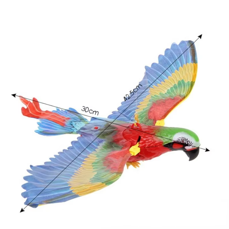 En nyfiken katt leker aktivt med den innovativa flygande örnleksaken, rolig kattaktivitet.