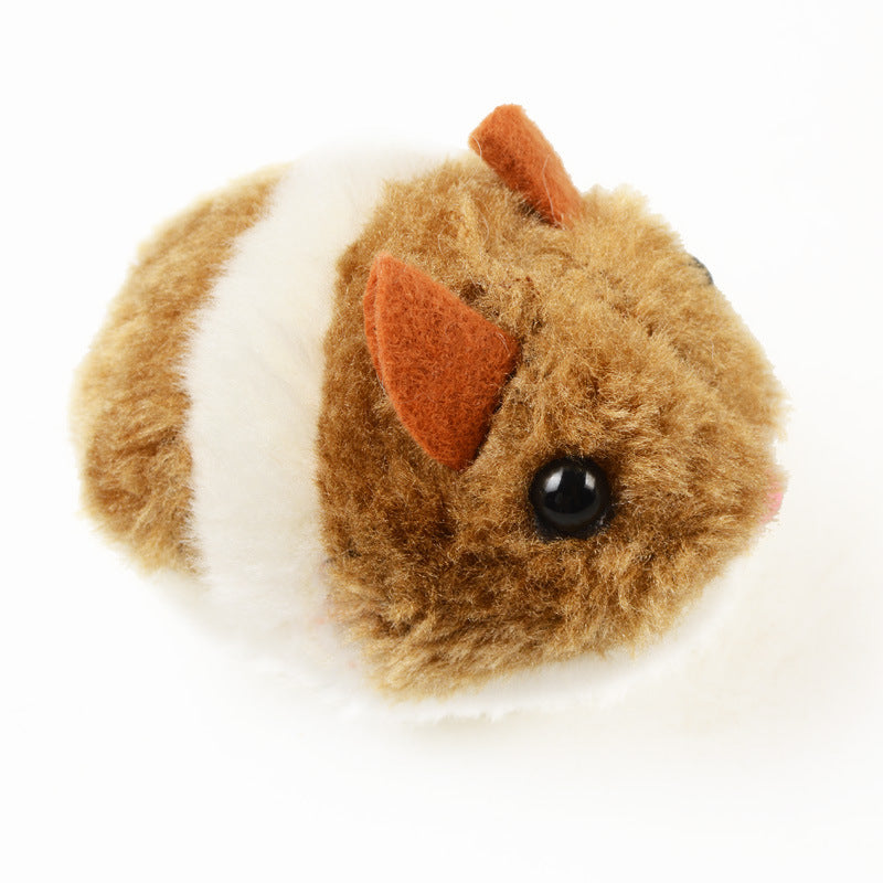 Katt leker med interaktiv plyschhamster. Perfekt jaktleksak som stimulerar kattens naturliga instinkter.