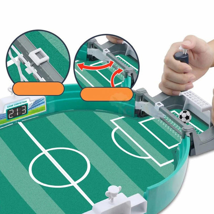 Interaktivt bordfotbollsspel för familjen, grön plast, närbild av planen och spelare, främjar motorik och samspel.