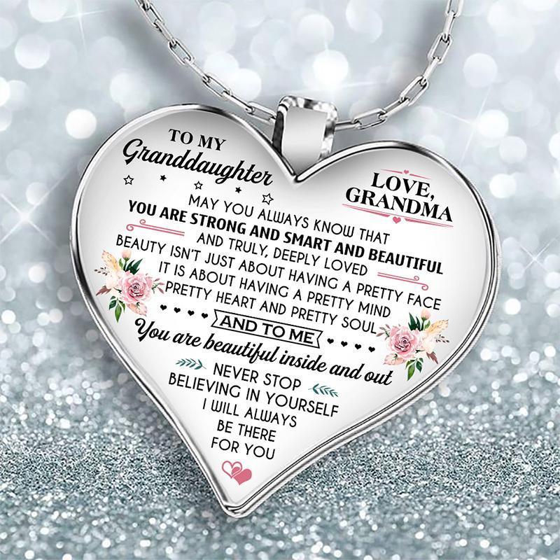 Intimt inskripterat sentimentalt halsband, diskret och hållbart, perfekt som dekoration i bil eller hem.