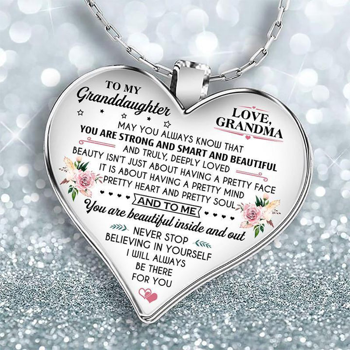 Intimt inskripterat sentimentalt halsband, diskret och hållbart, perfekt som dekoration i bil eller hem.