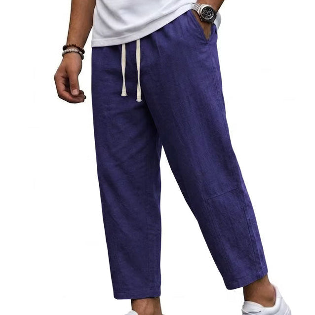 Detaljbild på svarta vida herrbyxor i streetwear-stil med avslappnad passform