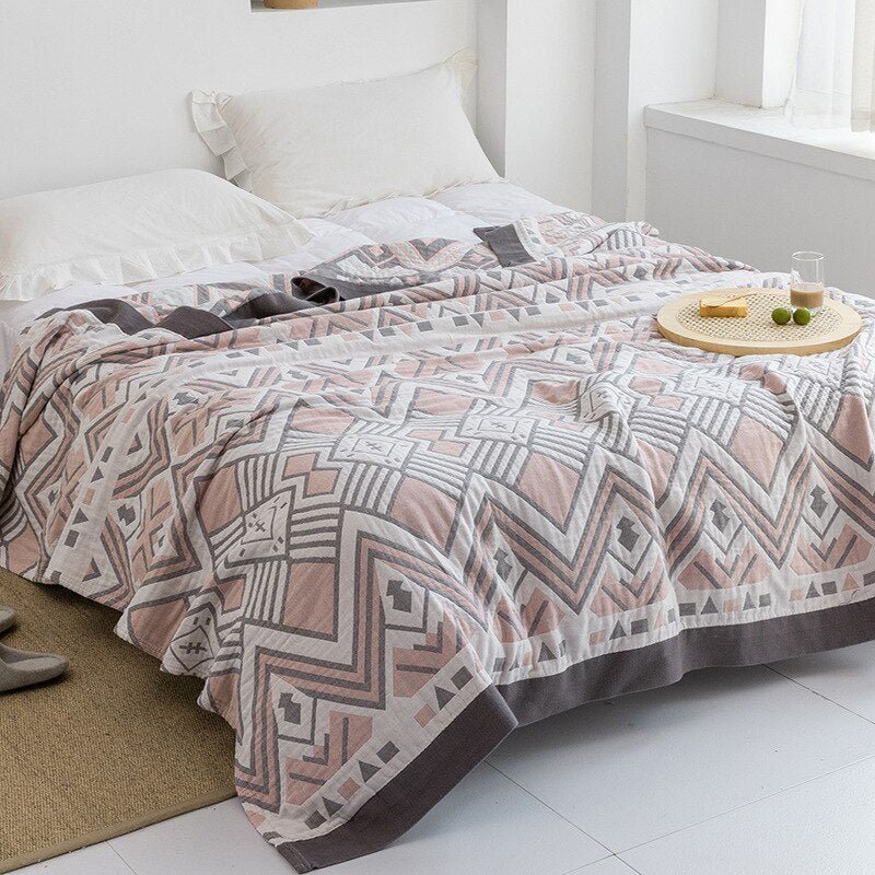 Mysig filt draperad över soffrygg för snyggt utseende