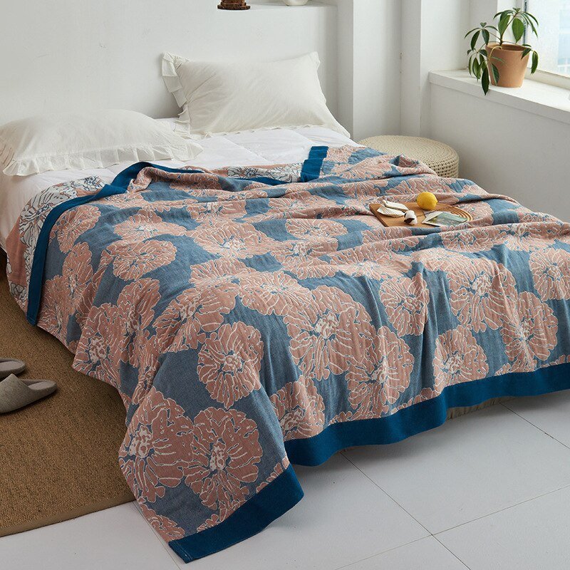 Eleganta detaljer med en draperad filt på soffan